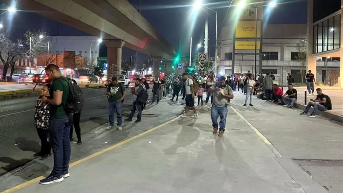 Desbordan Usuarios Parada de Camión en Colón por Falta de Transporte