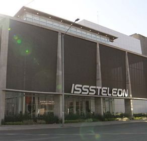 Empleados del Isssteleón denuncian explotación laboral tras el aumento de jornada sin consulta ni pago justo. Acusan imposición del Gobierno estatal.