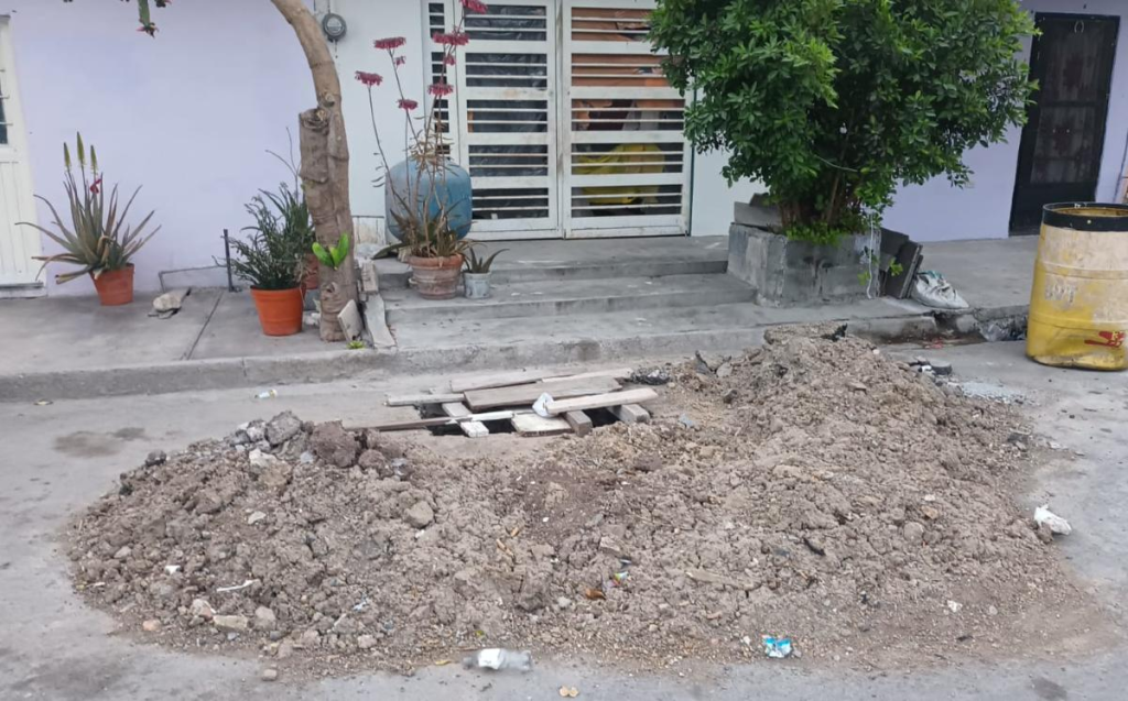 Vecinos denuncian obras inconclusas de Agua y Drenaje, con fugas, zanjas abiertas y alcantarillas sin tapa. Exigen atención urgente del organismo estatal.