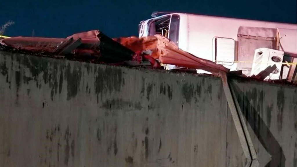 volcadura-en-Apodaca-Ruta-611-Carretera-Miguel-Alemán-IMSS-Nuevo-León-transporte-público