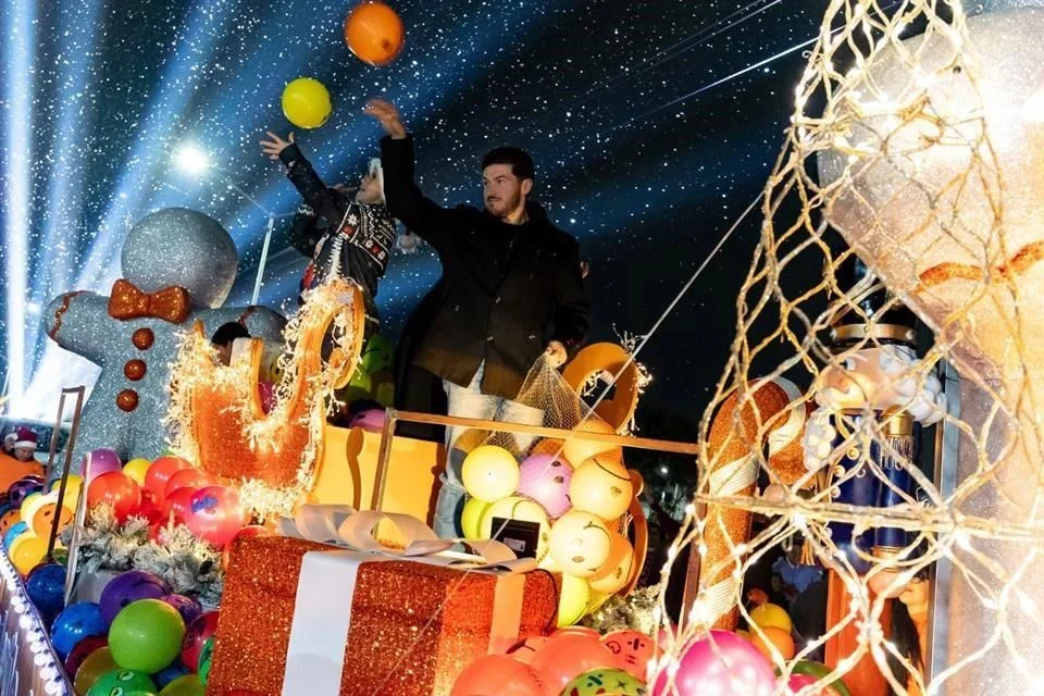 promoción-de-Mariana-desfile-navideño-Samuel-García-Ley-Mariana