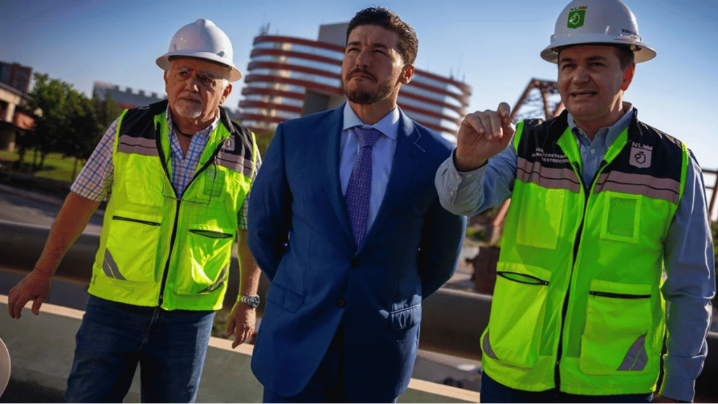 Línea 6 del metro esta marcada con logos del gobierno de nuevo león