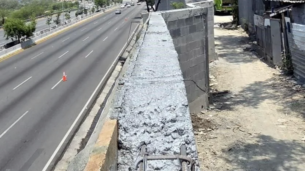 muro oculta tejabanes en colonia de Guadalupe para cubrir la precariedad en la ruta mundialista