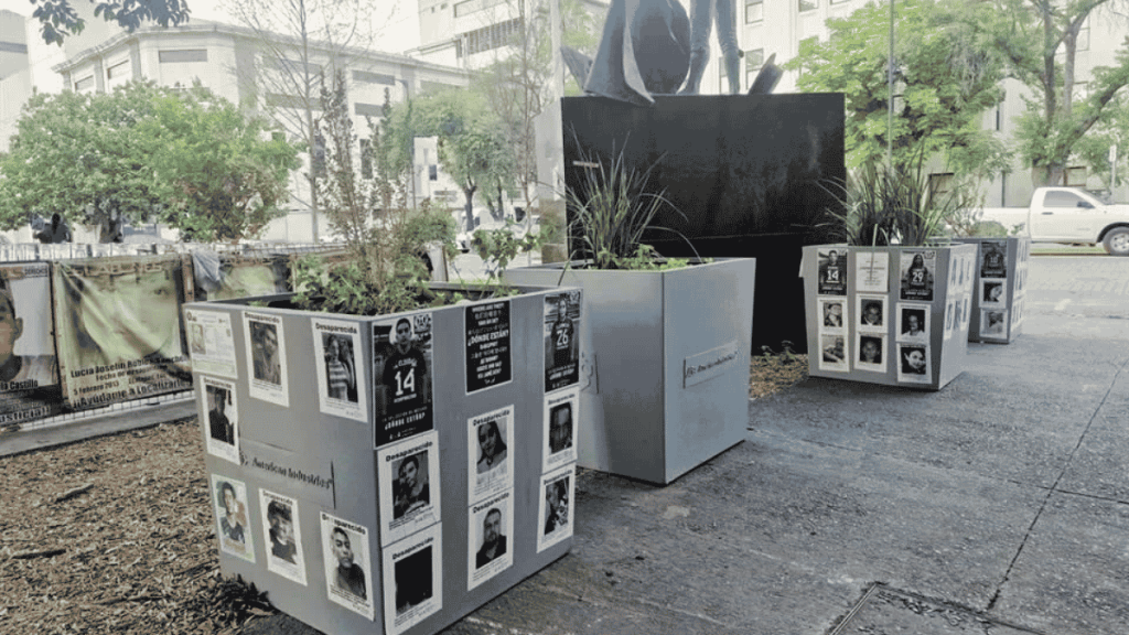 maceteros con las fotos de los desaparecidos