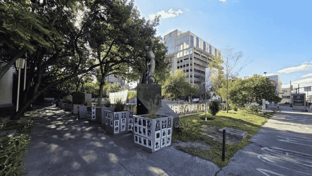 Tapan la plaza de los desaparecidos y las madres buscadoras en Nuevo León protestan