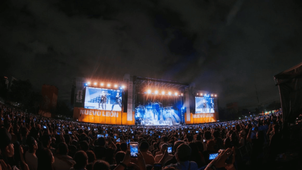 Samuel García y su madre en el concierto de Chayanne