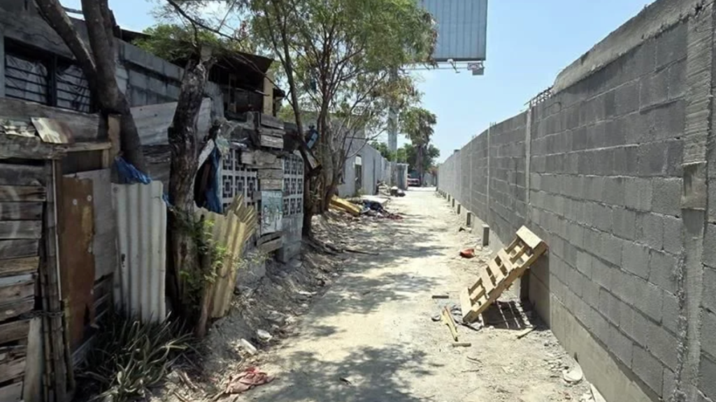 muro oculta tejabanes en colonia de Guadalupe para cubrir la precariedad en la ruta mundialista
