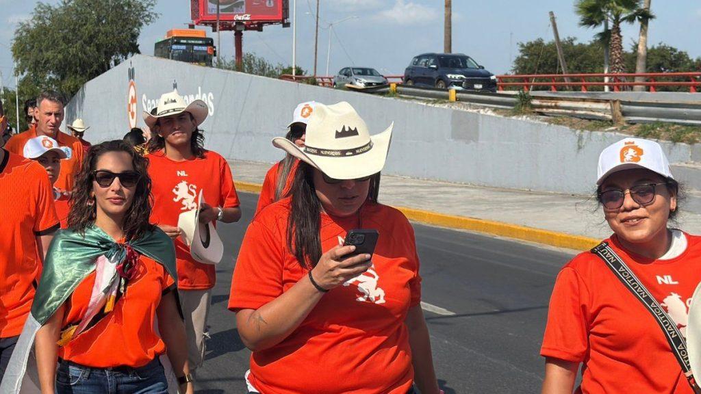 Denuncian a Samuel y Mariana por acarreo naranja durante Mundial