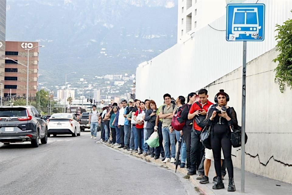 pasajeros-esperan-el-camion-bajo-el-sol-en-el-centro