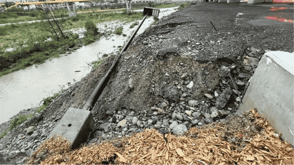 Parque Lineal destrozado - Minuto Cero obra de Samuel García arrastra 26 daños como el parque lineal