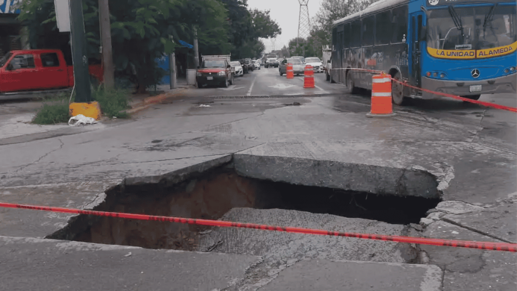 Socavones en avenida Siderúrgica - Minuto Cero